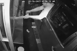 Siledžija probao da OTME radnicu kafića kroz PROZOR: Njena brza reakcija oduševila je policiju (VIDEO)