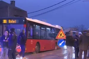 PRVE SLIKE KOLAPSA U BEOGRAU: Autobus propao kroz rupu - 10 linija u zastoju (FOTO/VIDEO)